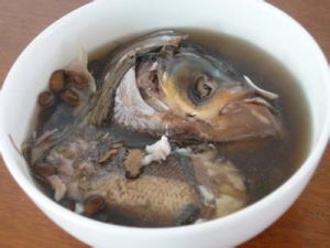 鱅魚煲黑豆湯