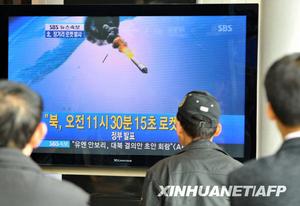 4月5日，在韓國首都首爾，人們觀看有關朝鮮發射事件的電視報導。
