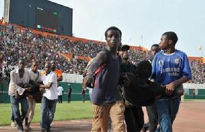 3月29日，在象牙海岸經濟首都阿比讓的烏弗埃－博瓦尼體育場，人們將傷者抬出場外。