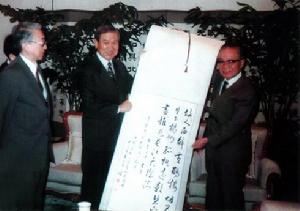 前外交部副部長劉述卿出訪韓國時，將王之鏻作品贈予韓國總統盧泰愚