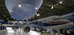 一架俄羅斯雅克民用飛機模型在俄羅斯茹科夫斯基市舉行的國際航空航天展上展出