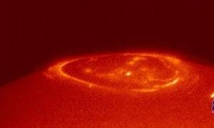 極光是在木衛三的磁氣圈產生的引力影響下形成的