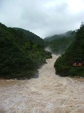 茶潭水庫泄洪口，氣貫如虹，吞雲山河。