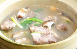 蘑菇豬肉片湯