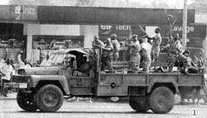 1999年12月23日中午，象牙海岸經濟首都阿比讓發生了軍人持槍搶劫大型商業中心的事件。下午3時左右，軍人占領了國家電視台和電台。據說，他們是前駐中非維和部隊的士兵，因政府拖欠軍餉而發生譁變。