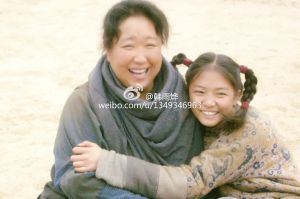 電視劇《穿越烽火線》劇中飾演李枝韓桂英，和劇中胖嬸在一起。