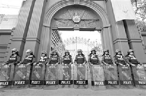 防暴警察在議會大門前實施保護