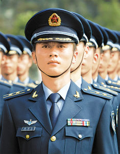 著春秋常服的空軍軍官