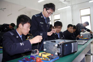 學生進行計算機維護技能訓練