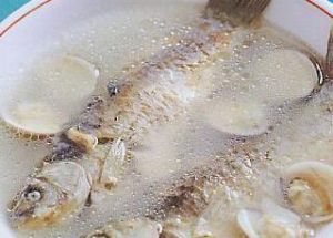 氽鯽魚湯