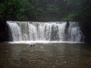 吊水湖瀑布