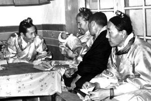 四位噶倫（1957年，左起：阿沛•阿旺晉美、先喀•居美多吉、柳霞•土登塔巴、桑頗•才旺仁增）