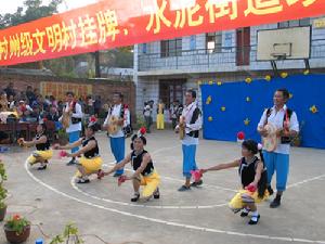 塔瓦村村民載歌載舞慶祝該村榮獲州級文明村榮譽稱號及村內道路全面實現硬化