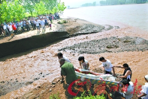 搜救現場，又一具遺體被找到