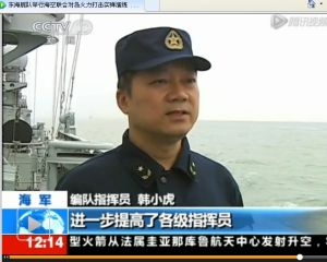  2012年9月，“東海艦隊海空聯合對島火力打擊實彈演練”編隊指揮員韓小虎海軍少將。 