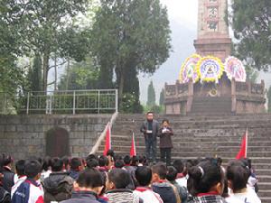 學校組織清明寨山烈士陵園掃墓