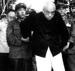 彭德懷在文革期間被批鬥（1967年）