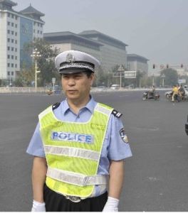 宋建國替民警執勤