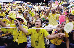 （圖）占領總理府的示威者在慶祝勝利