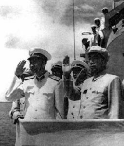 （圖）1957年8月4日，肖勁光陪同周總理在青島檢閱海軍艦艇部隊