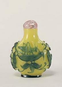 黃地套綠玻璃蟈蟈圖鼻煙壺