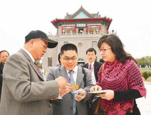 2004年，時任文匯報記者的王善勇在金門採訪台灣遊客。