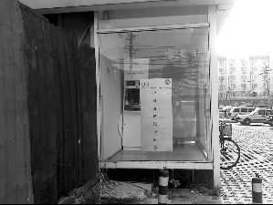 冒牌ATM機就安裝在街頭，前日被警方查獲。林阿珍 攝