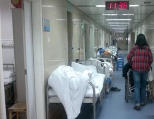 鄭州人民醫院普通病房區走廊住滿病人
