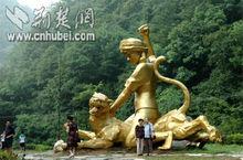 遊客在“打豹英雄陳傳香”雕塑前留影