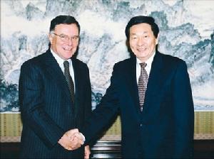 1998年12月1日，中國國務院總理朱鎔基在北京中南海會見來訪的巴西外交部長路易斯·費利佩·蘭普雷亞。