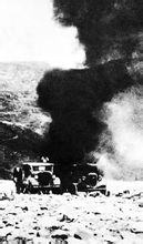 雁門關大捷中日軍汽車被擊中起火的場面