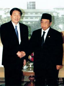 1999年11月27日，中國國務院總理朱鎔基在出席第三次東協—中日韓領導人非正式會晤期間，在菲律賓首都馬尼拉會見印度尼西亞總統瓦希德。