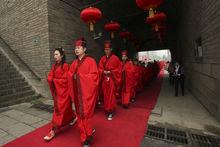 西安百餘對新人參加漢式集體婚禮