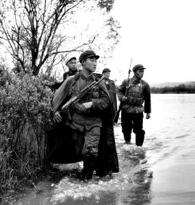 1956年，中國仿製蘇聯AK-47型7.62mm突擊步槍，正式定型為56式衝鋒鎗