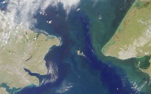 孤懸於白令海峽中央的代奧米德群島。圖兩側分別為俄羅斯（楚科奇自治區）及美國〈阿拉斯加〉
