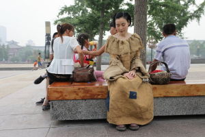 西安女子麻袋裝出街