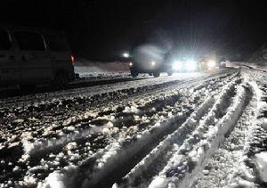 車輛在昭彝線（昭通至彝良）冰雪路上行駛