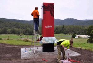 在Ruby Flat Road和Tasman Highway的交叉路口豎立著一塊紀念碑，紀念1877年那場礦工罷工活動