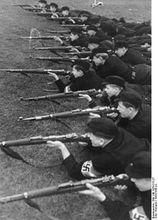 正在練習射擊的青年團成員，1933年