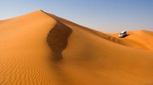 阿聯一眼望不到邊的綿延沙丘，那裡常年連續幾個月不下雨。