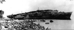 1946 年浮起準備解體的海鷹號（飛行甲板已被拆除）