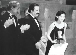 1998 年12月7日晚，第22屆開羅國際電影節在埃及開羅歌劇院降下帷幕。中國影片《紅色戀人》獲該電影節“金字塔獎”銀獎，片中女主角扮演者梅婷獲得本屆電影節最佳女演員獎。