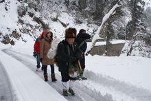 大雪封山，江德華徒步和同事們去辦案