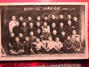 （圖）1950年在宣化師範任職時與附小學生在一起