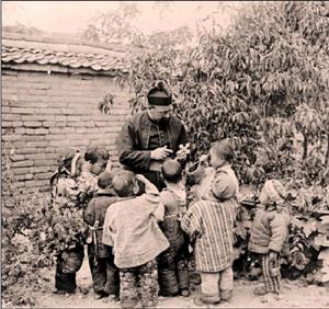 陳明理主教向小孩子講解十字架