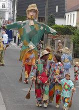 比利時布拉邦特民間藝術節真假稻草人在遊行