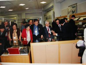 大隈秀夫在日本麻雀博物館給參觀者講解