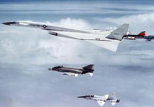 XB-70二號機與其它護航機隊進行編隊 在拍攝這組照片的過程中XB-70與隨扈的F-104N戰鬥機在空中相撞 導致性能較優秀的二號機墜毀的遺憾事件