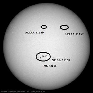 耀斑發生時的日面黑子圖