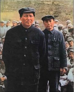 毛主席的這篇文章寫於1938年10月，在當時，整個抗戰已經進行了一年半左右，在當年的10月，廣州和武漢相繼失守，日本的全面侵華戰爭的重點已經十分明顯，國民黨的片面抗戰已無力持續，共產黨內的右傾投降主義路線已經破產，此時的抗戰已經由戰略防禦轉入戰略相持的重要階段。